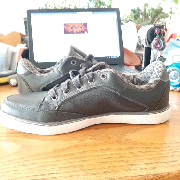 Man's Shoes - Picture 4 of 8